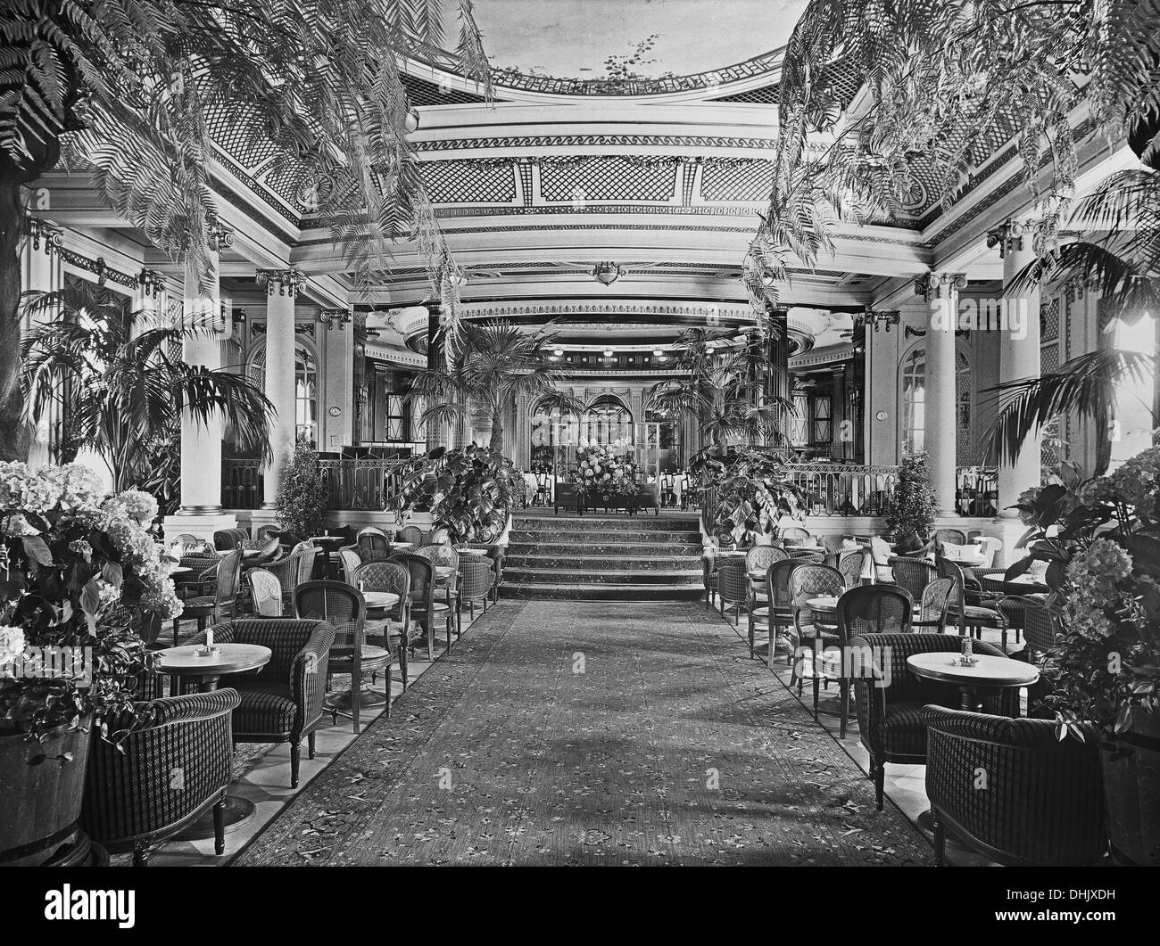 Vue de la véranda (salon de la première classe) sur le paquebot "Imperator" de la compagnie Hapag Hamburg (America), AG Vulcan Stettin, chantier, photographie prise en 1913/1913. L'image a été prise par le photographe allemand Oswald Lübeck, l'un des premiers représentants de la photographie de voyage et de photographie à bord des navires Les navires à passagers. Photo : Deutsche Fotothek/Oswald Lübeck Banque D'Images