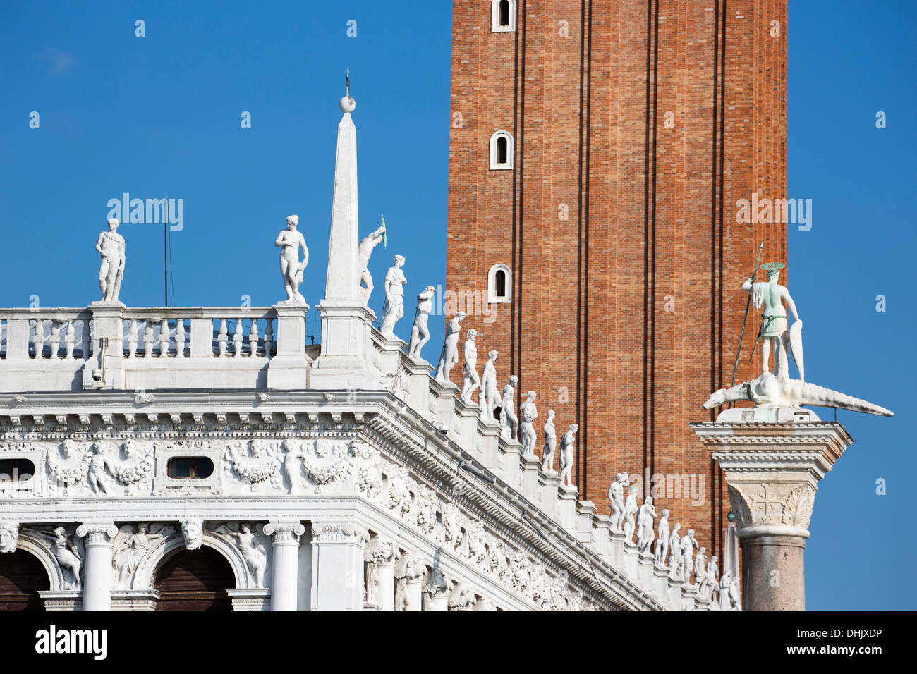 Des statues de Libreria Nazionale Marciana et Tour Campanile sur la Piazza San Marco, Venice, Veneto, Italy, Europe Banque D'Images