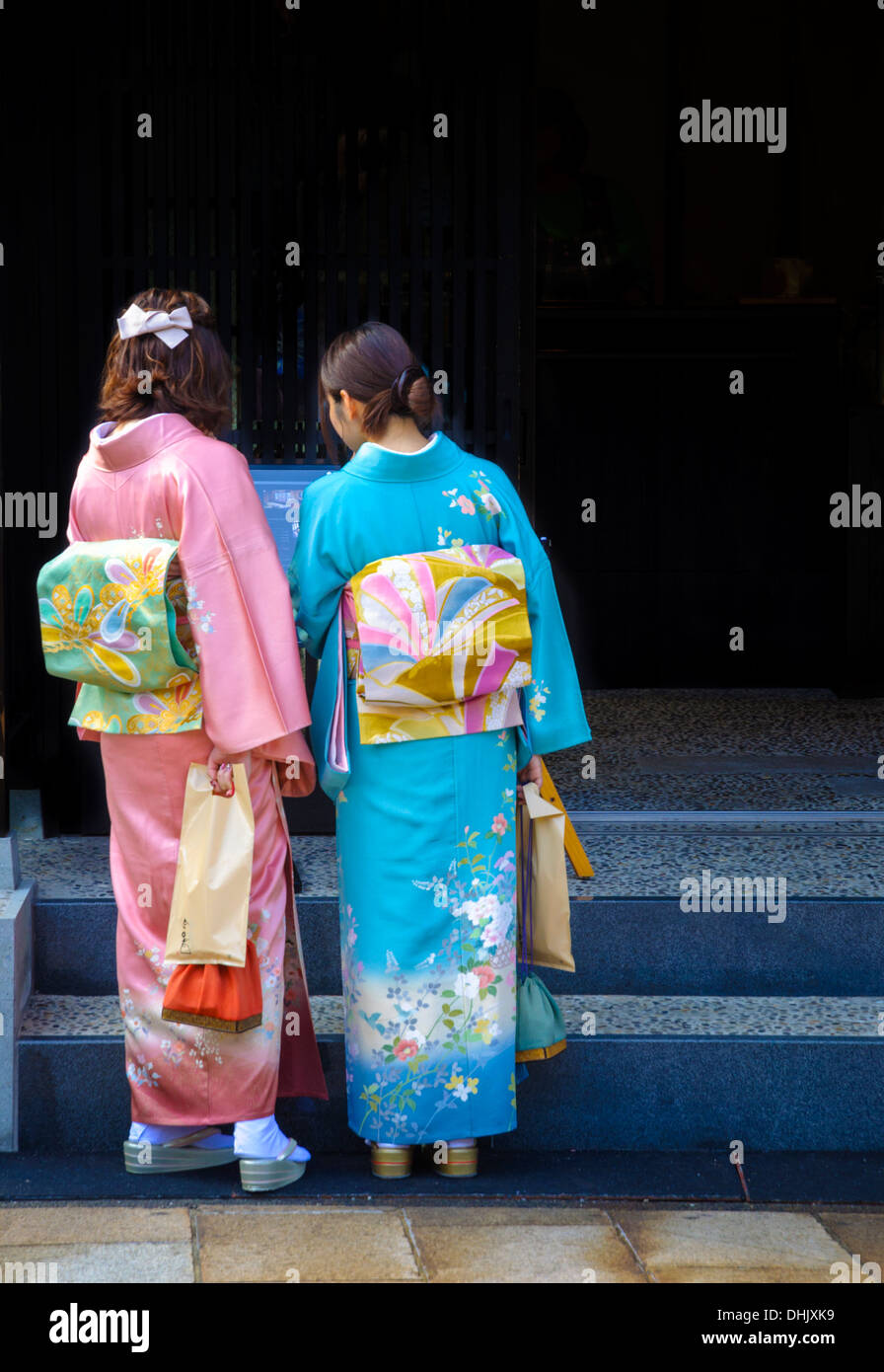Deux jolies jeunes femmes portant de belles couleurs vives, kimono traditionnel. Banque D'Images