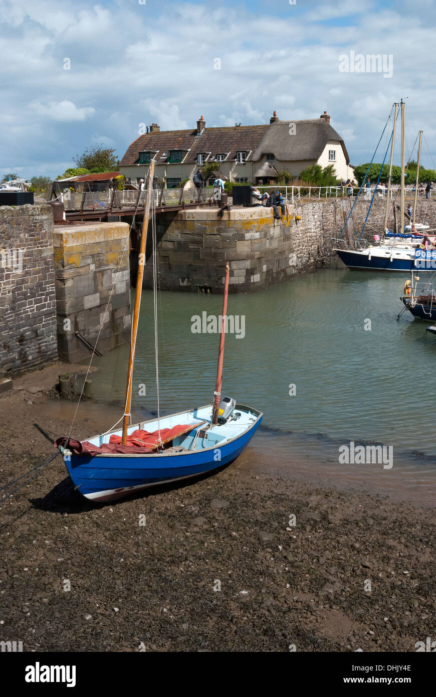 Scène de port avec bateau ancré à Porlock Weir à Somerset Banque D'Images
