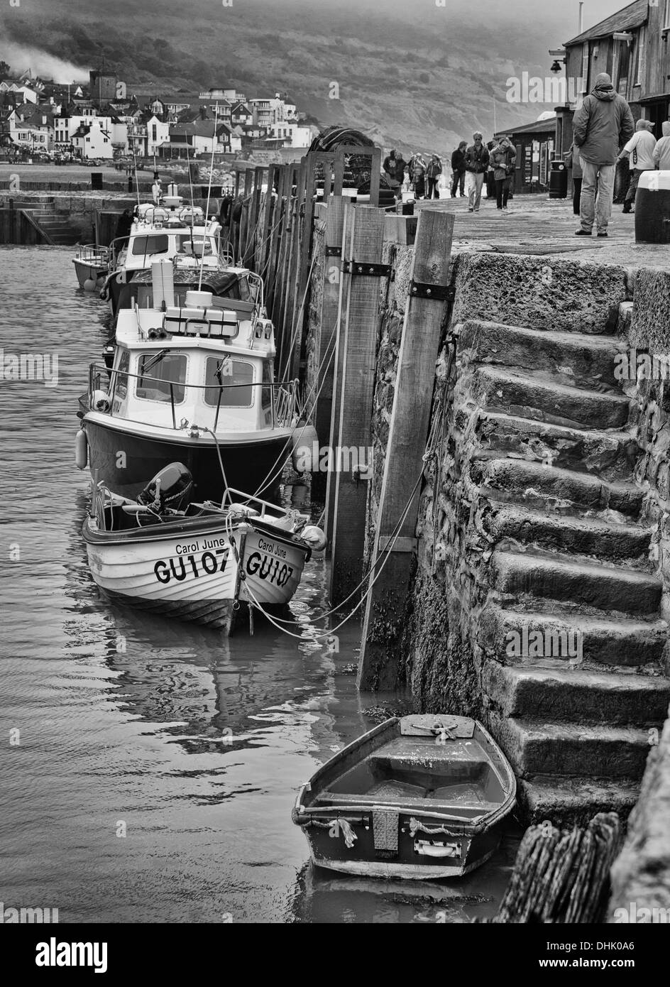 Les petits bateaux amarrés au mur du port à Lyme Regis,Royaume-Uni. Banque D'Images