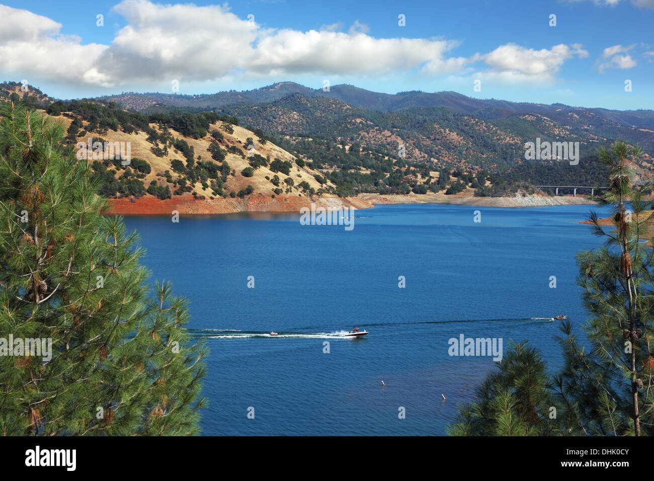 Bateaux à moteur dans les eaux bleu azur Banque D'Images