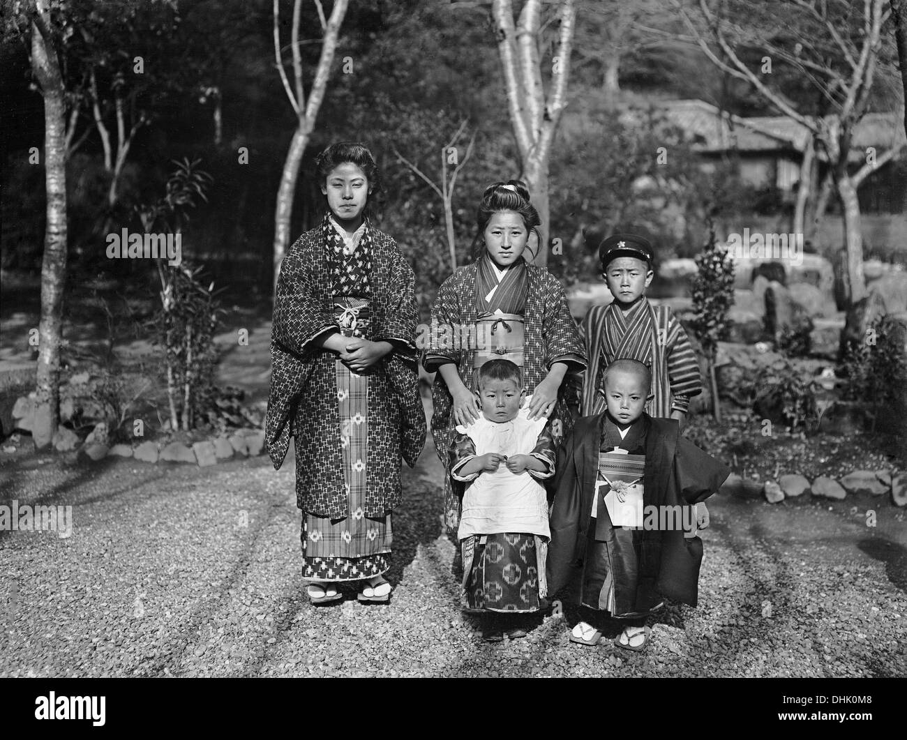 Tour du monde. L'image du groupe d'enfants japonais, deux filles et trois garçons de façon traditionnelle, en face d'une maison jardin dans Nagasaki, Japon, en 1911/1913. L'image a été prise par le photographe allemand Oswald Lübeck, l'un des premiers représentants de la photographie de voyage et de photographie à bord des navires Les navires à passagers. Photo : Deutsche Fotothek/Oswald Lübeck Banque D'Images