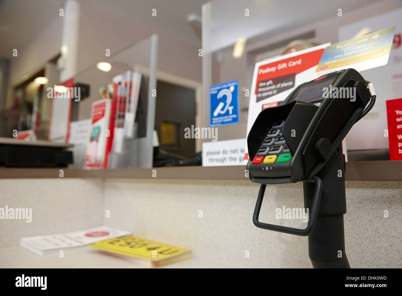 Lecteur de carte à puce avec NIP au guichet d'un office de poste au Royaume-Uni Banque D'Images