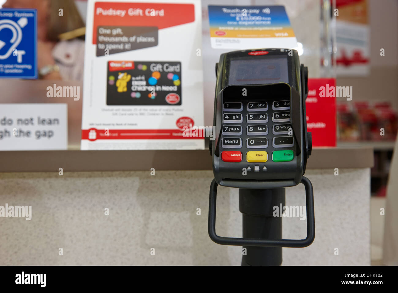 Lecteur de carte à puce avec NIP au guichet d'un office de poste au Royaume-Uni Banque D'Images