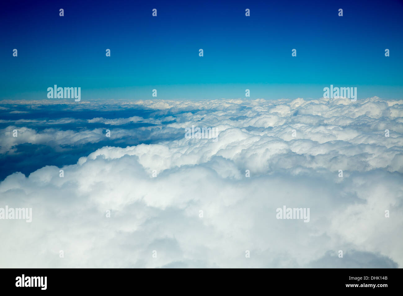 Vue aérienne de fluffy clouds haute comme un avion de la mer Banque D'Images