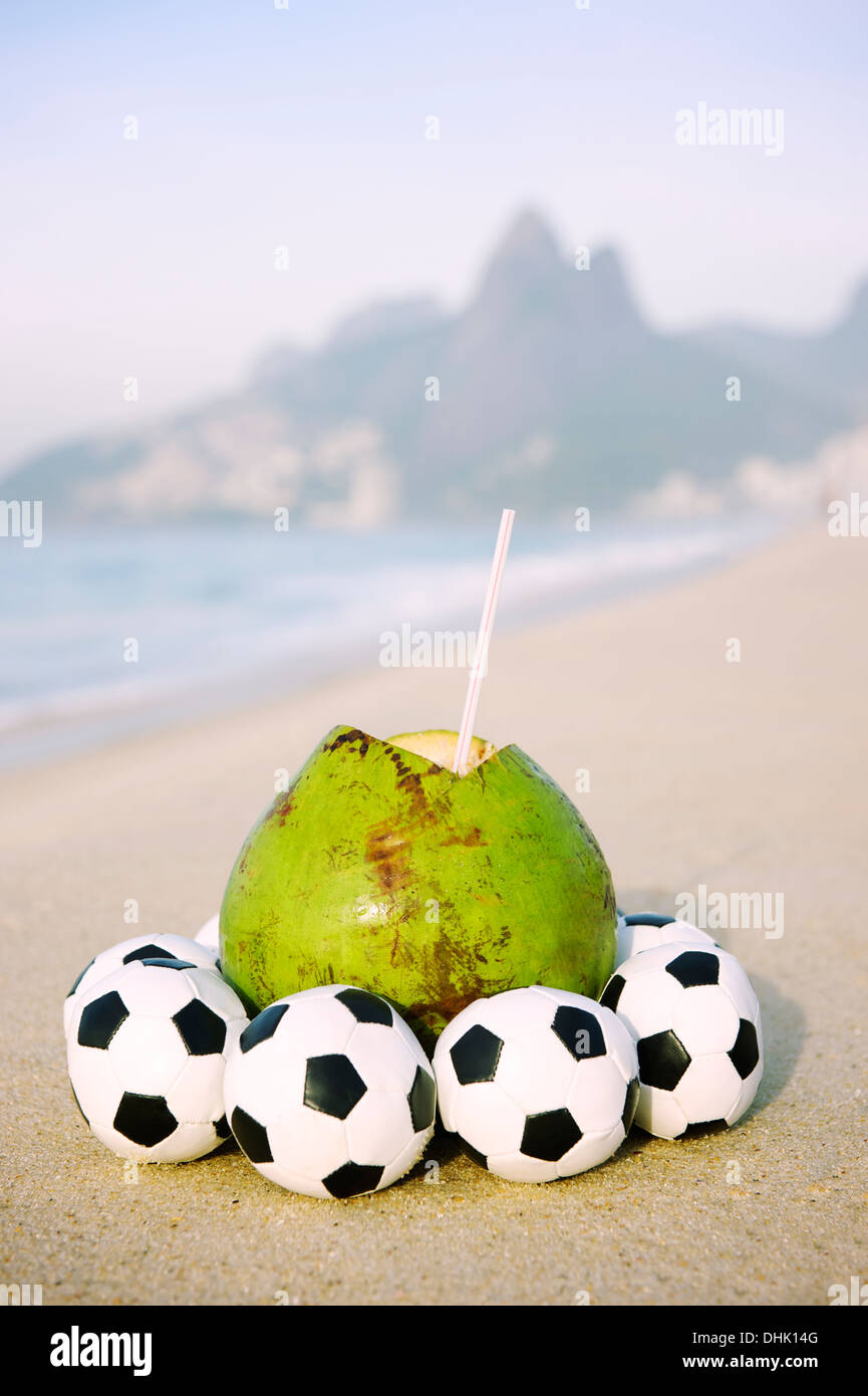 Frais de noix de coco Coco gelado potable entouré par des ballons de foot football plage Ipanema Rio de Janeiro Brésil Banque D'Images