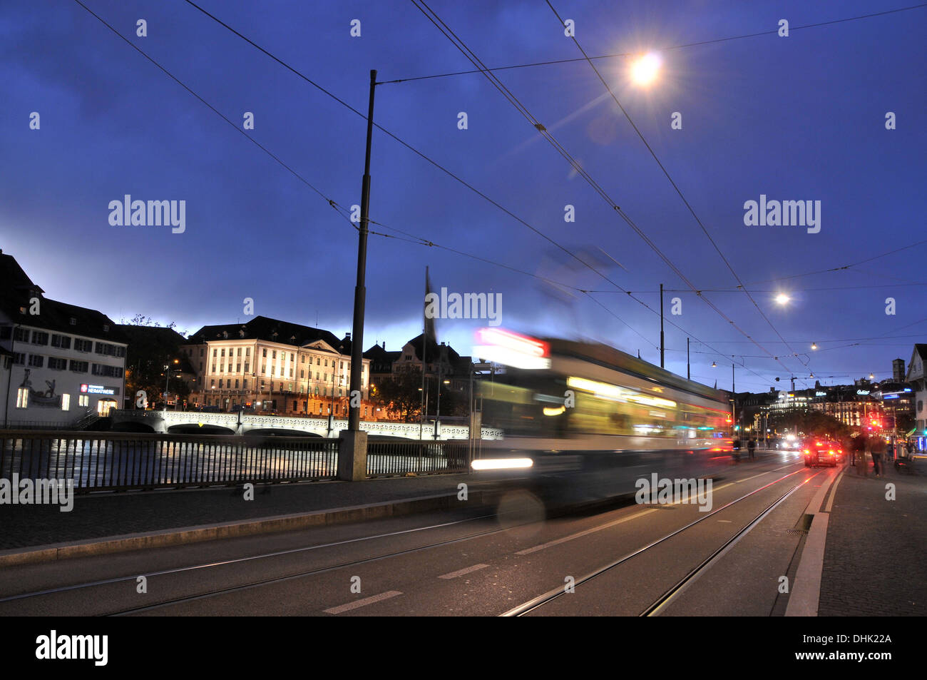 Vue sur la rivière Limmat sur bâtiments administratifs dans la soirée, Zurich, Switzerland, Europe Banque D'Images