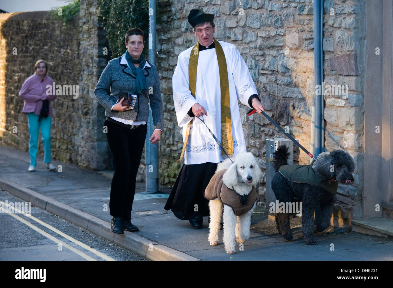 Vicaire de St Mary's Church avec ses caniches sur le souvenir parade de dimanche à Hay-on-Wye Powys Pays de Galles UK Banque D'Images