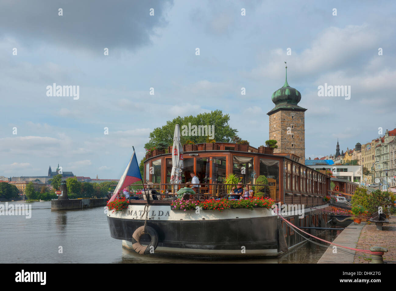 Bateau restaurant sur la Moldau, Prague, middle Bohemia, République Tchèque Banque D'Images