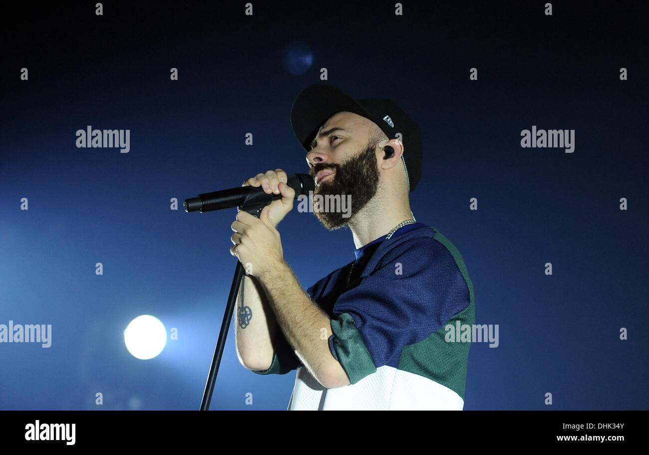 Berlin, Allemagne. 11Th Nov, 2013. Musicien et réalisateur français yoann lemoine alias Woodkid joue sur la scène au Tempodrom de Berlin, Allemagne, 11 novembre 2013. Photo : Britta Pedersen/dpa/Alamy Live News Banque D'Images