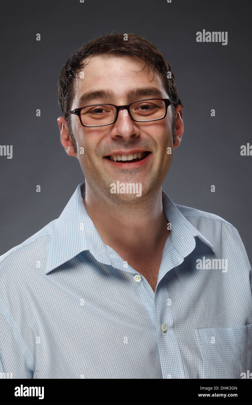 Portrait of laughing man wearing glasses, studio shot Banque D'Images