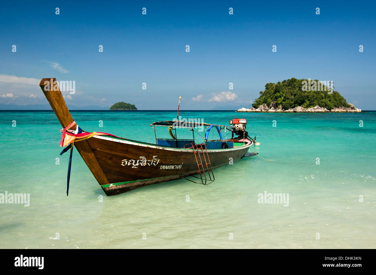 La Thaïlande, Koh Lipe, bateau longtail at beach Banque D'Images