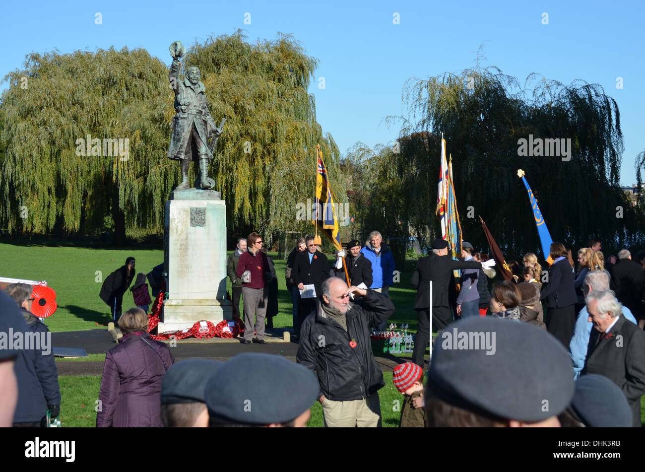 RemembranceSundayat WarMemorial Twickenham comme tout au long de l'theUK deux minutes de silence les bandes Play(Lecture) : pour honorer les morts de wws 2 Banque D'Images