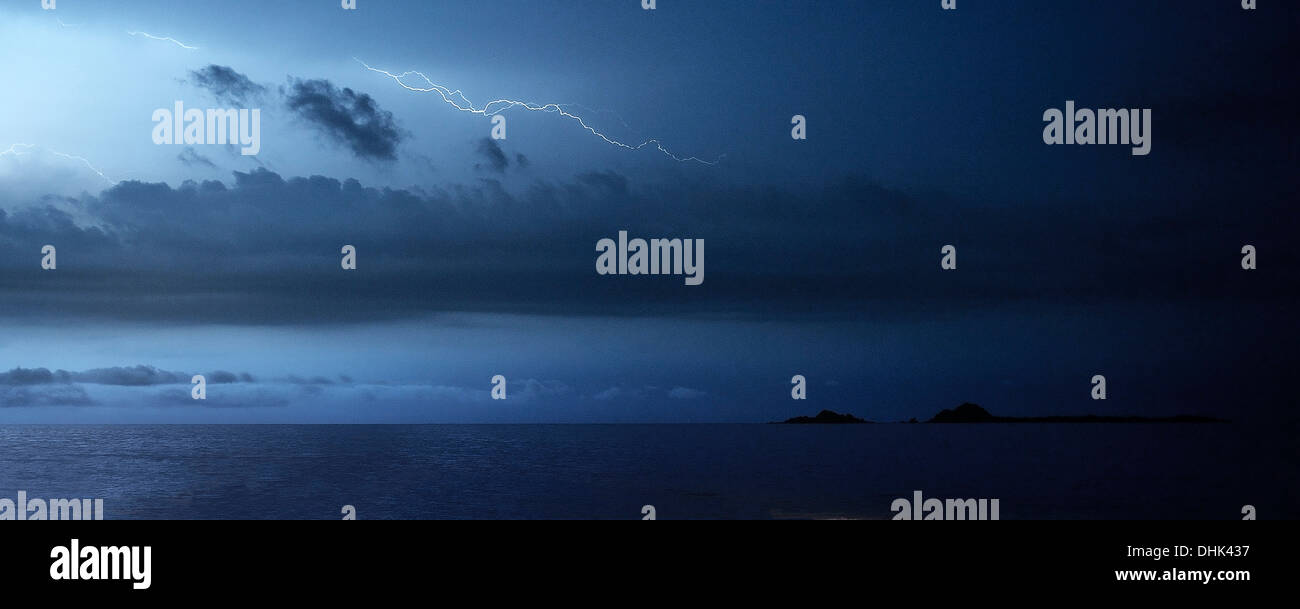 Au cours de la foudre, tempête à voir Parc National de Pigeon Island, Nilaveli, Trincomalee, Sri Lanka, de l'Océan Indien Banque D'Images