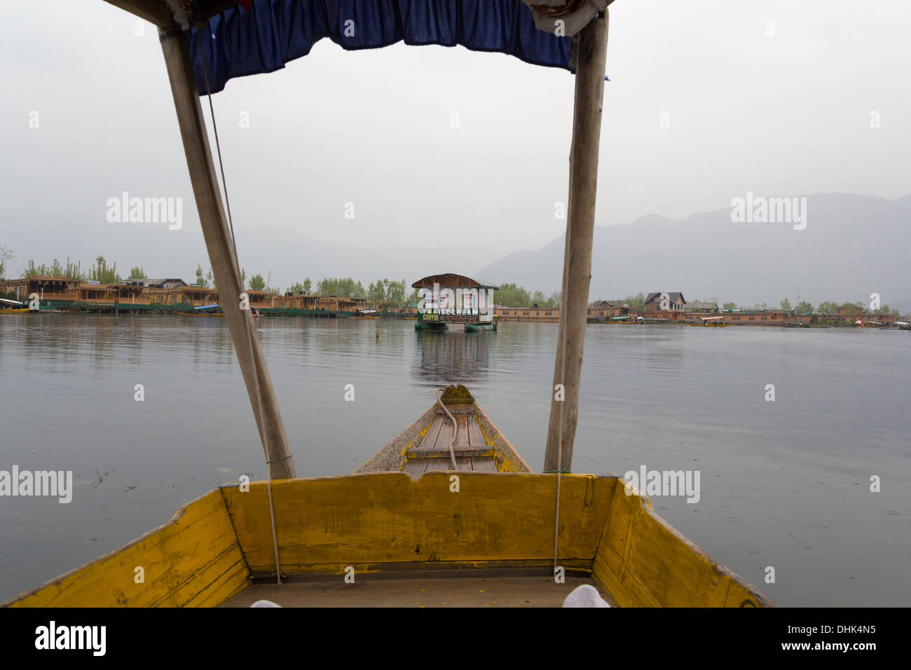 Vue de l'intérieur un shikara et d'un food flottant dans le lac Dal à Srinagar. Une promenade en shikara est un favori pour les touristes. Banque D'Images