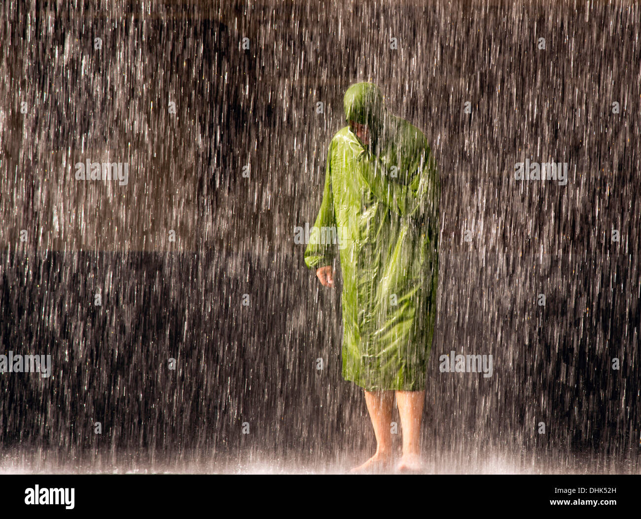 Allemagne, Essen, l'installation à l'avant de la soute de charbon Zeche Zollverein, Ruhrtriennale, l'homme sous la pluie Banque D'Images