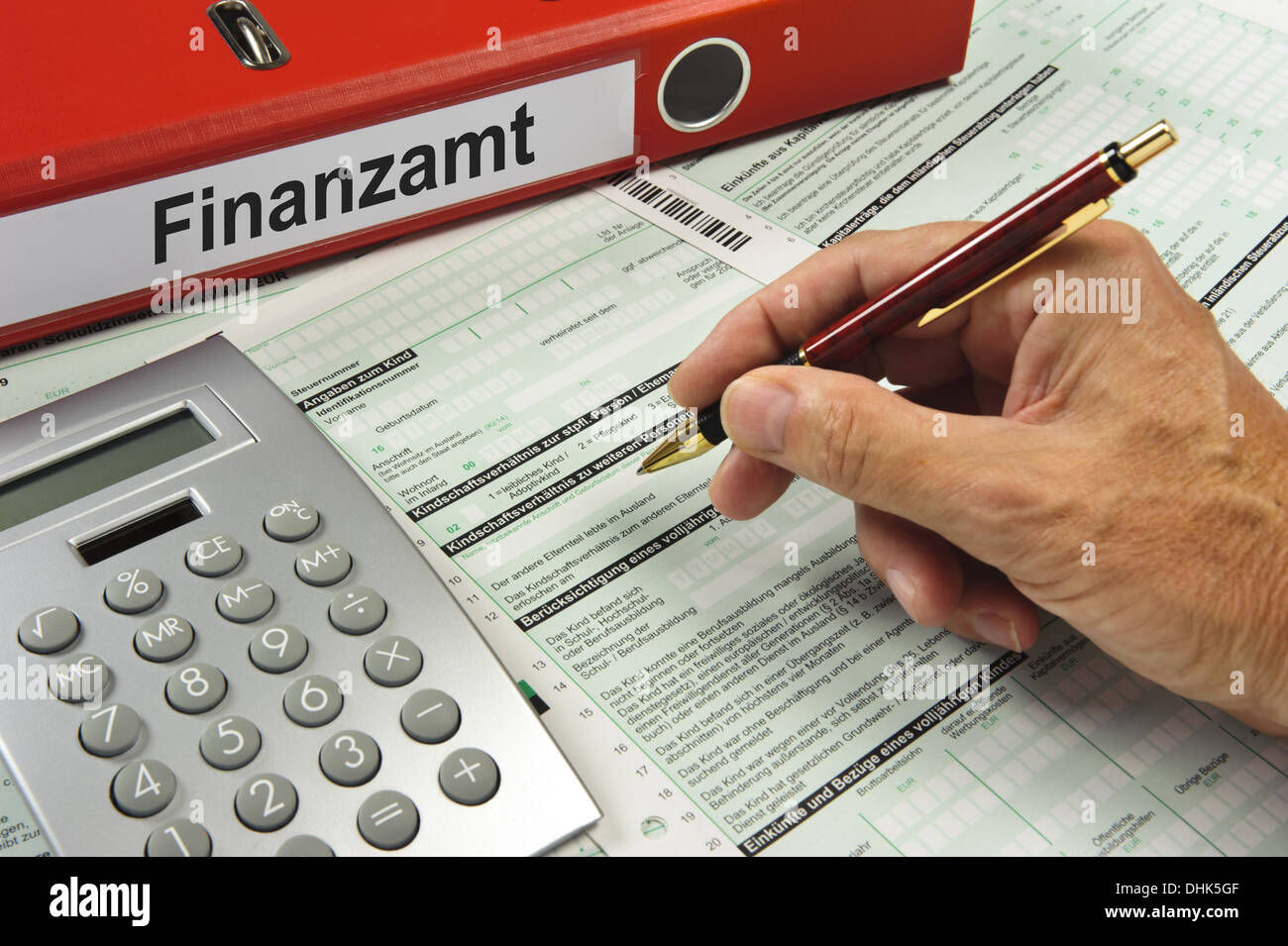 Formulaire d'impôt, calculatrice et fichier dossier Banque D'Images