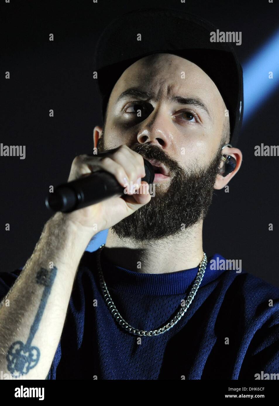 Berlin, Allemagne. 11Th Nov, 2013. Musicien et réalisateur français yoann lemoine alias Woodkid joue sur la scène au Tempodrom de Berlin, Allemagne, 11 novembre 2013. Photo : Britta Pedersen/dpa/Alamy Live News Banque D'Images