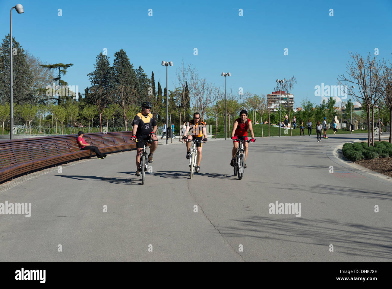Les cyclistes à Madrid Rio Park, Espagne Banque D'Images