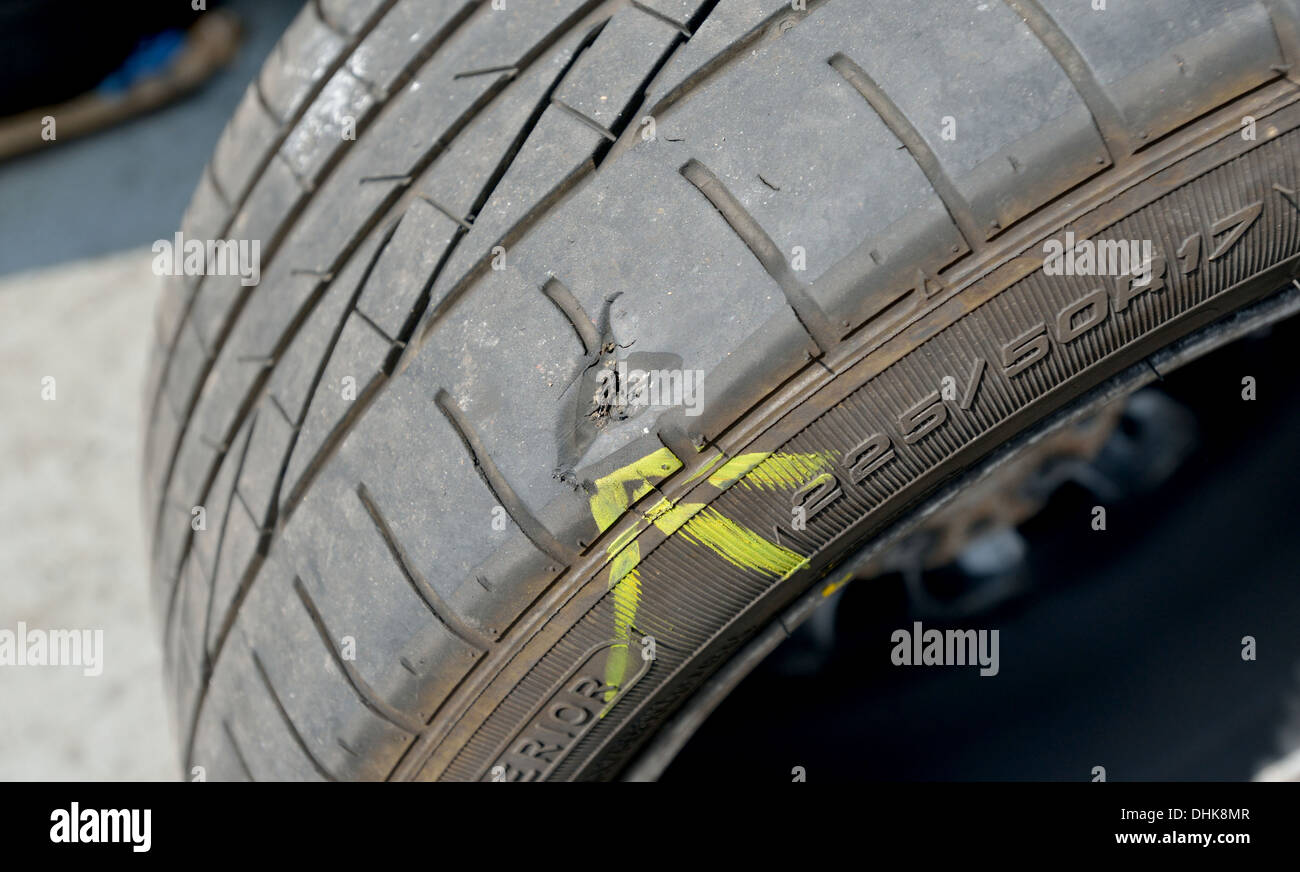 Endommagé pneu de voiture : pneu run flat avec un morceau arraché de la  bande de roulement et non réparable dans une zone de réparation non Photo  Stock - Alamy
