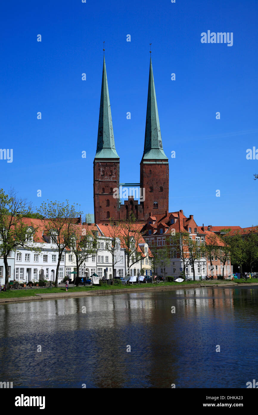 Au bord de l'historique rivière Trave avec la cathédrale, la ville hanséatique de Lübeck, Schleswig-Holstein, Allemagne Banque D'Images