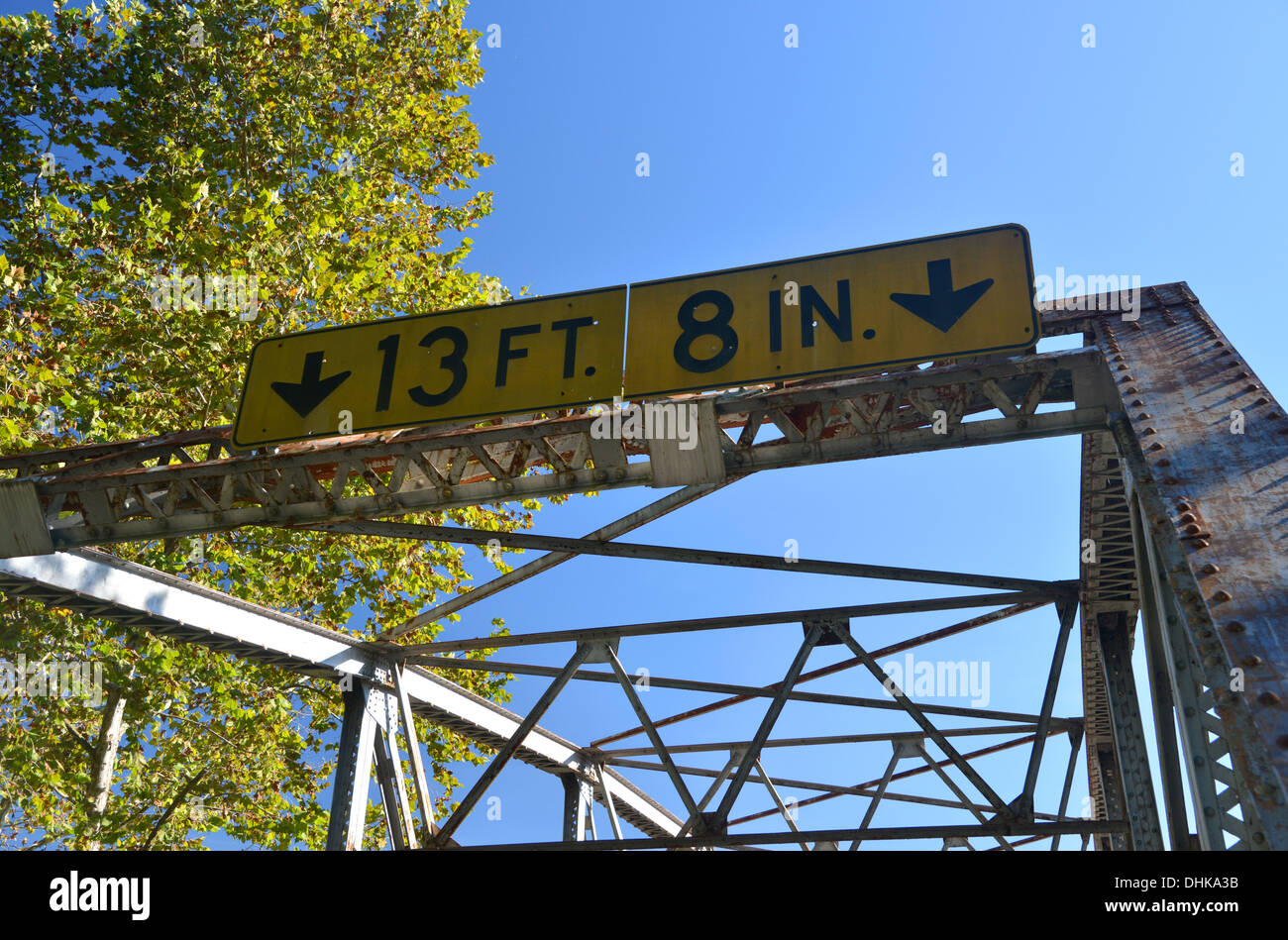 Signe de la limitation de hauteur sur de vieilles poutres treillis fort pont traverse une rivière sur la vieille Route 66 dans les régions rurales de Missouri, États-Unis Banque D'Images