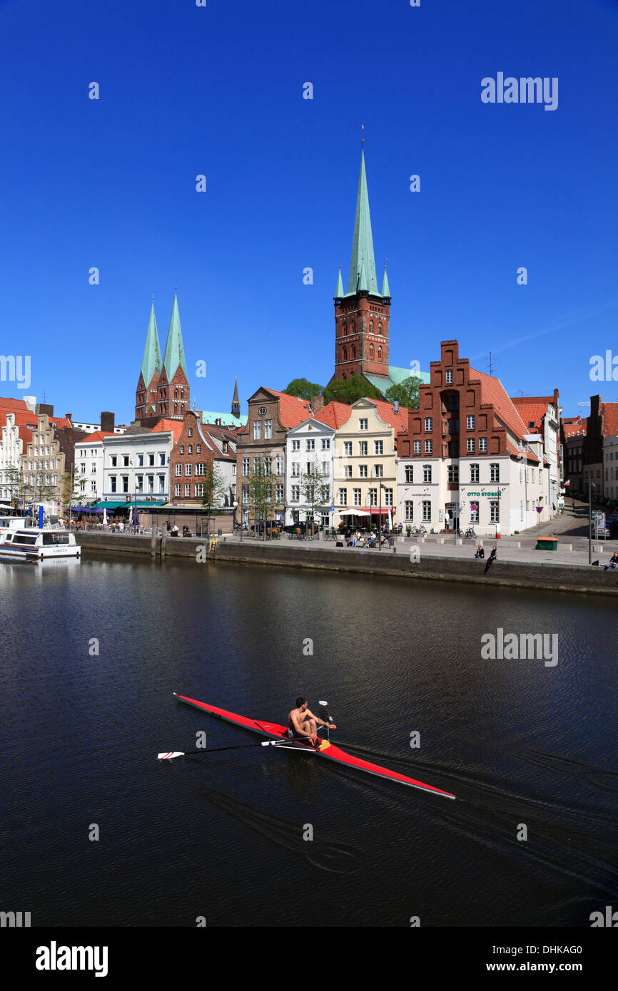 Au bord de l'historique rivière Trave, la ville hanséatique de Lübeck, Schleswig-Holstein, Allemagne Banque D'Images