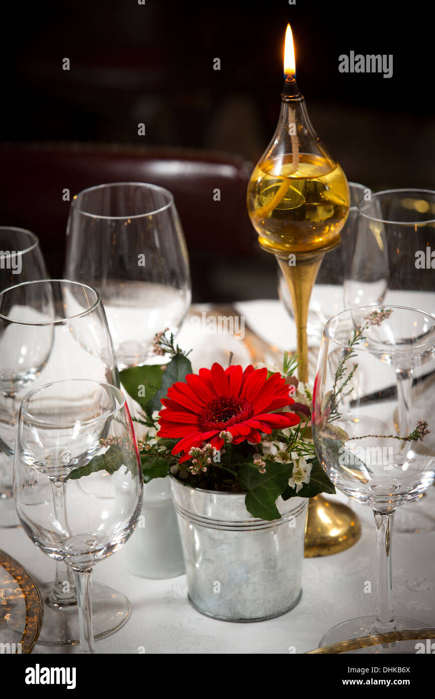 Un ensemble table dans la Brasserie du 'Casino', à Vichy (France). Table dressée à la brasserie du Casino à Vichy (France). Banque D'Images