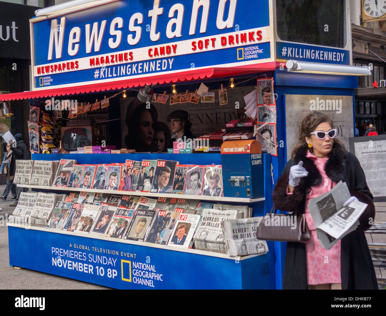 Une ère des années 1960, avec 1963 en kiosque de journaux et magazines, et les acteurs habillés contemporain Banque D'Images