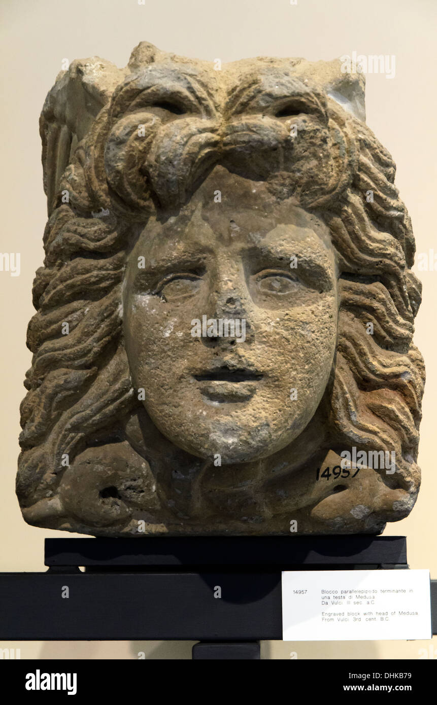 Bloc gravé avec tête de Méduse de Vulci 3e siècle avant J.-C. - Musées du Vatican - Rome, Italie Banque D'Images