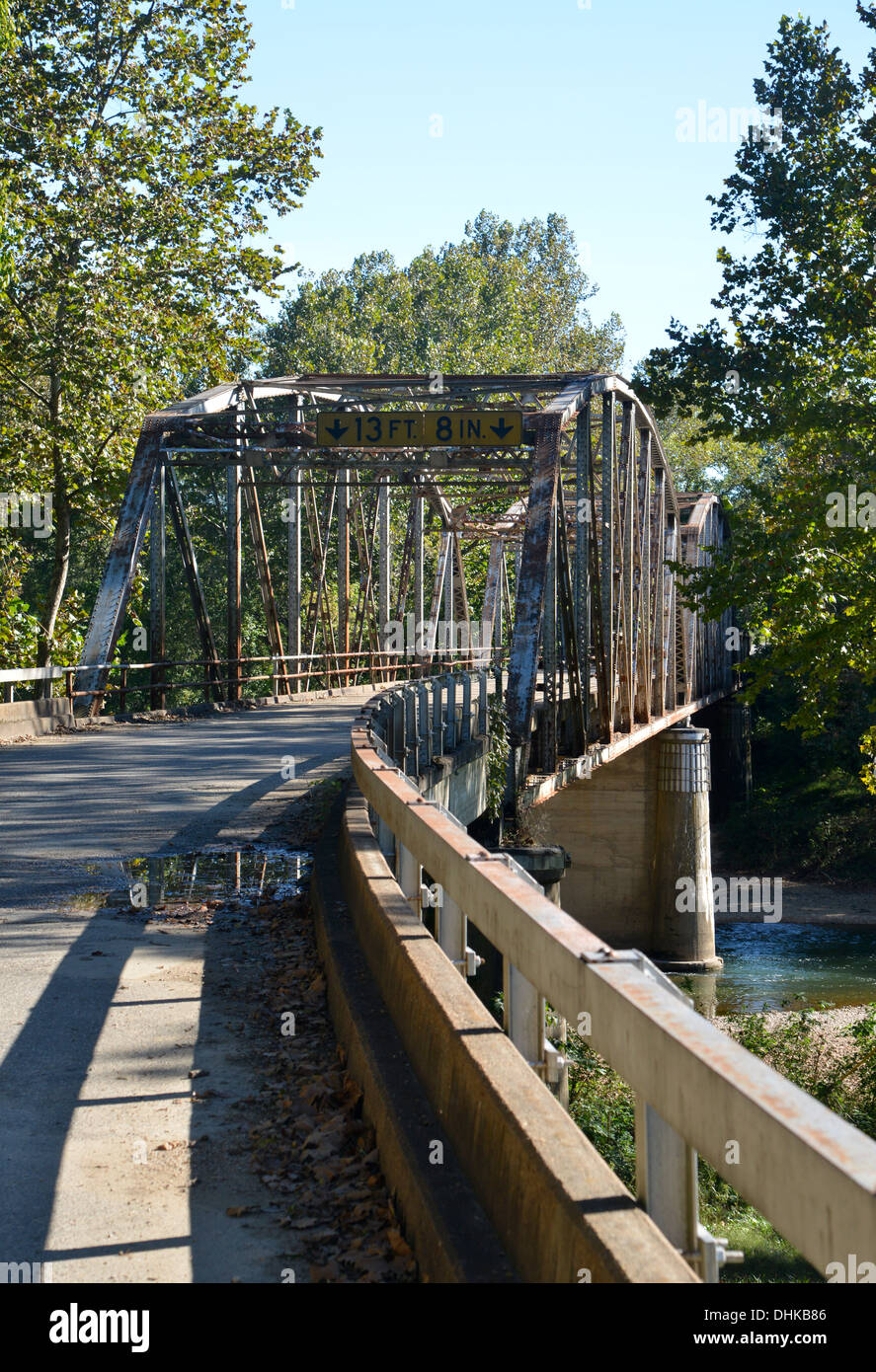 Vieilles poutres treillis fort pont traverse une rivière sur la vieille route 66 en milieu rural, Missouri USA avec 14' 9' hauteur minimal Banque D'Images