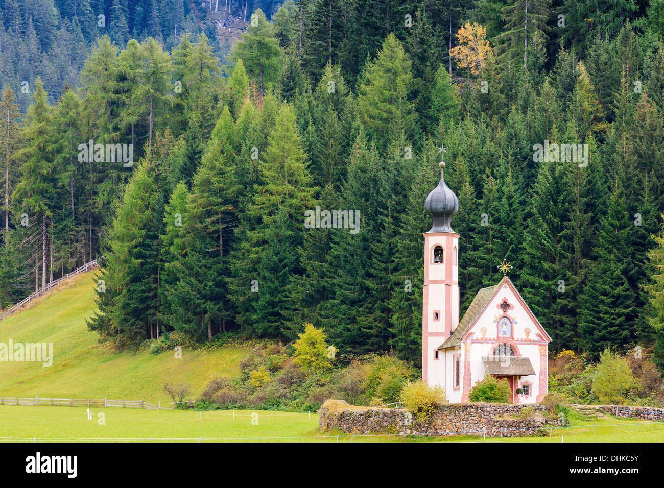 (San Giovanni en italien) chapelle en Val di Funes dans les Dolomites en Italie du nord Banque D'Images