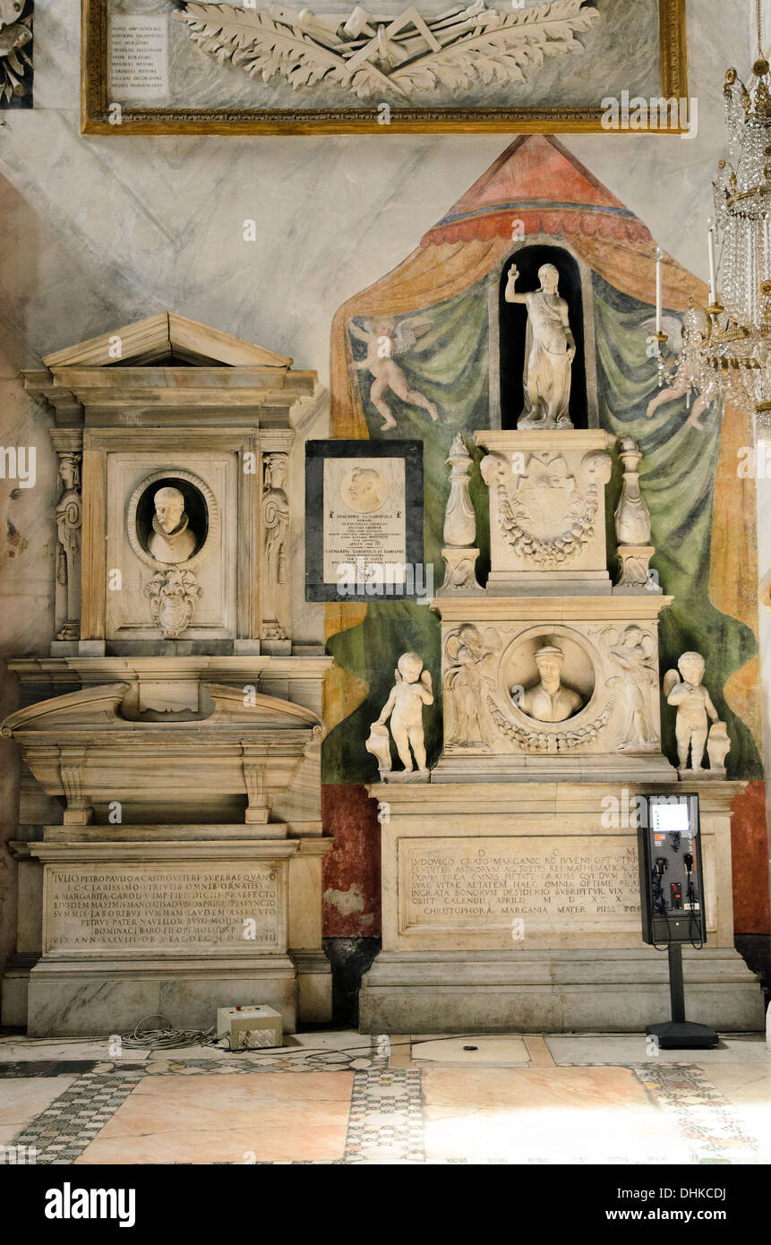 Sur la droite de la tombe de l'astronome Ludovico Grato Margani (mort en 1531) dans la région de Santa Maria in Aracoeli - Rome, Italie Banque D'Images