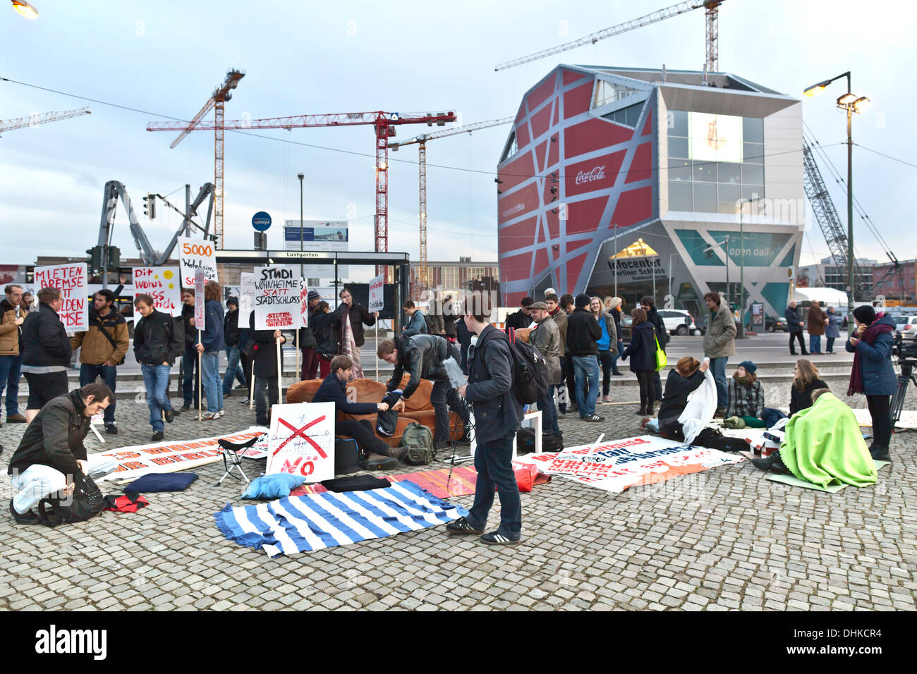 Les manifestants contre la reconstruction d'un palais historique dans le centre-ville, détruit durant la Seconde Guerre mondiale2. Le 8 novembre 2013 à Berlin, Allemagne. Banque D'Images