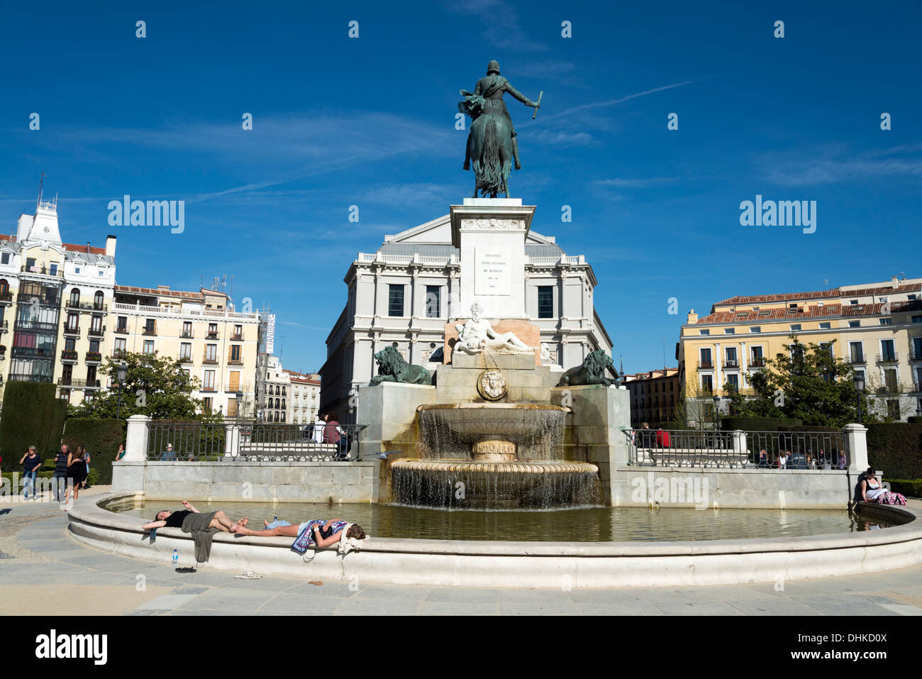 Les jeunes femmes se reposant à côté du monument au roi Philippe IV sur la Plaza Oriente, Madrid, Espagne Banque D'Images