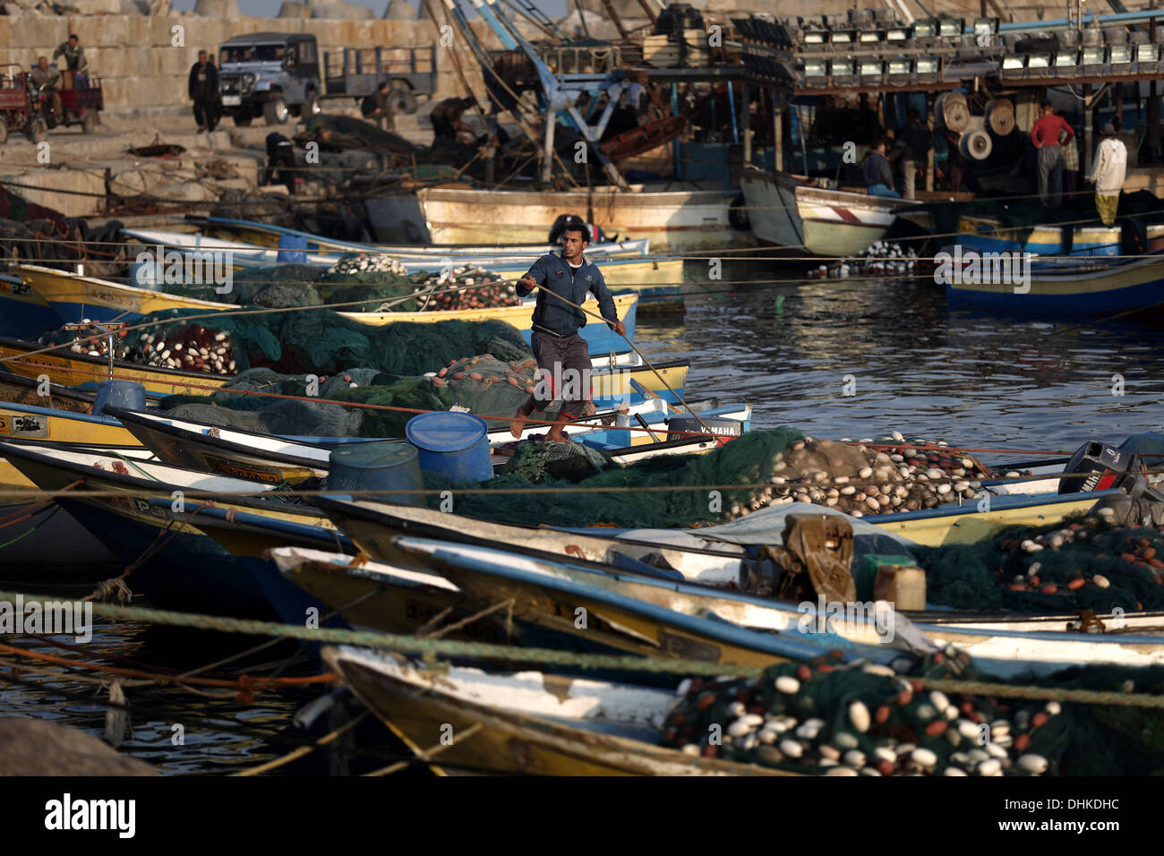 Gaza, Territoires Palestiniens, . 12 nov., 2013. Les pêcheurs palestiniens rentrent du travail au port de la ville de Gaza, le 12 novembre 2013.Photo : Majdi Fathi/NurPhoto NurPhoto © Majdi Fathi//ZUMAPRESS.com/Alamy Live News Banque D'Images