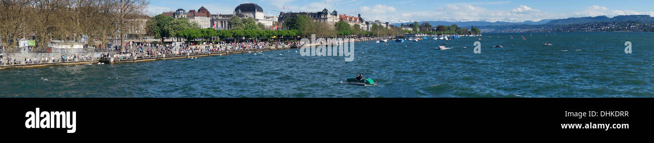 Promenade du lac de Zurich avec un bateau, Panorama, Zurich, Suisse Banque D'Images
