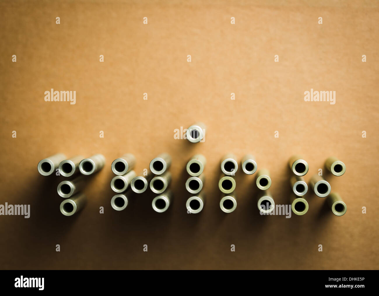 Mot "pense" fait de petits tubes métalliques, copy space Banque D'Images