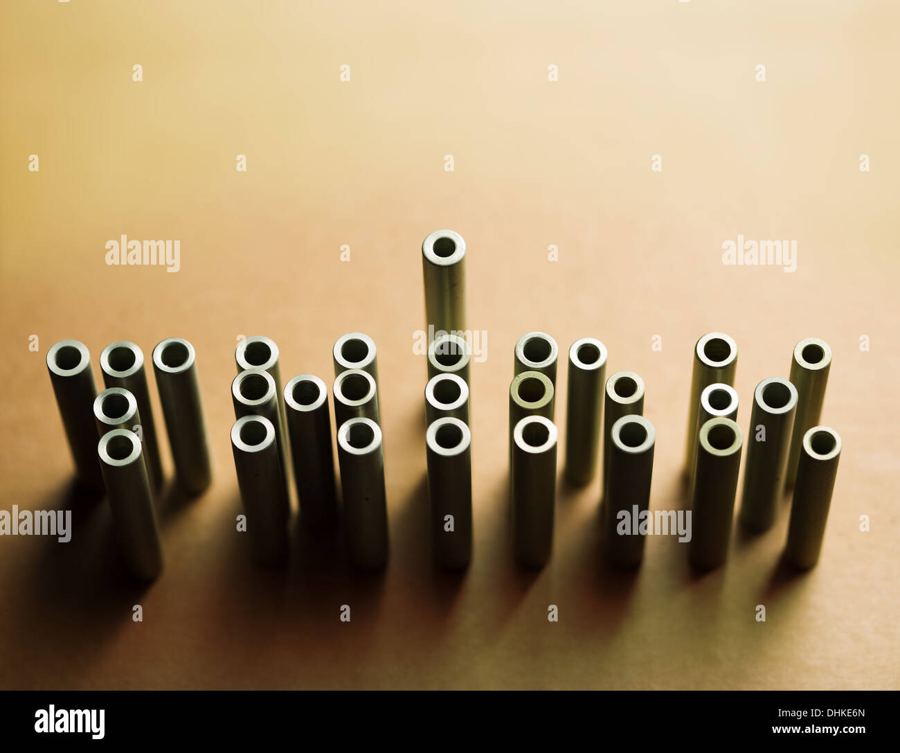 Mot "pense" fait de petits tubes métalliques, copy space Banque D'Images