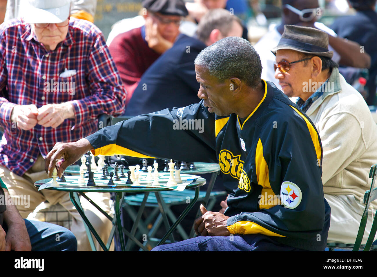 Des groupes d'hommes jouant aux échecs dans Bryant Park, New York City. Banque D'Images