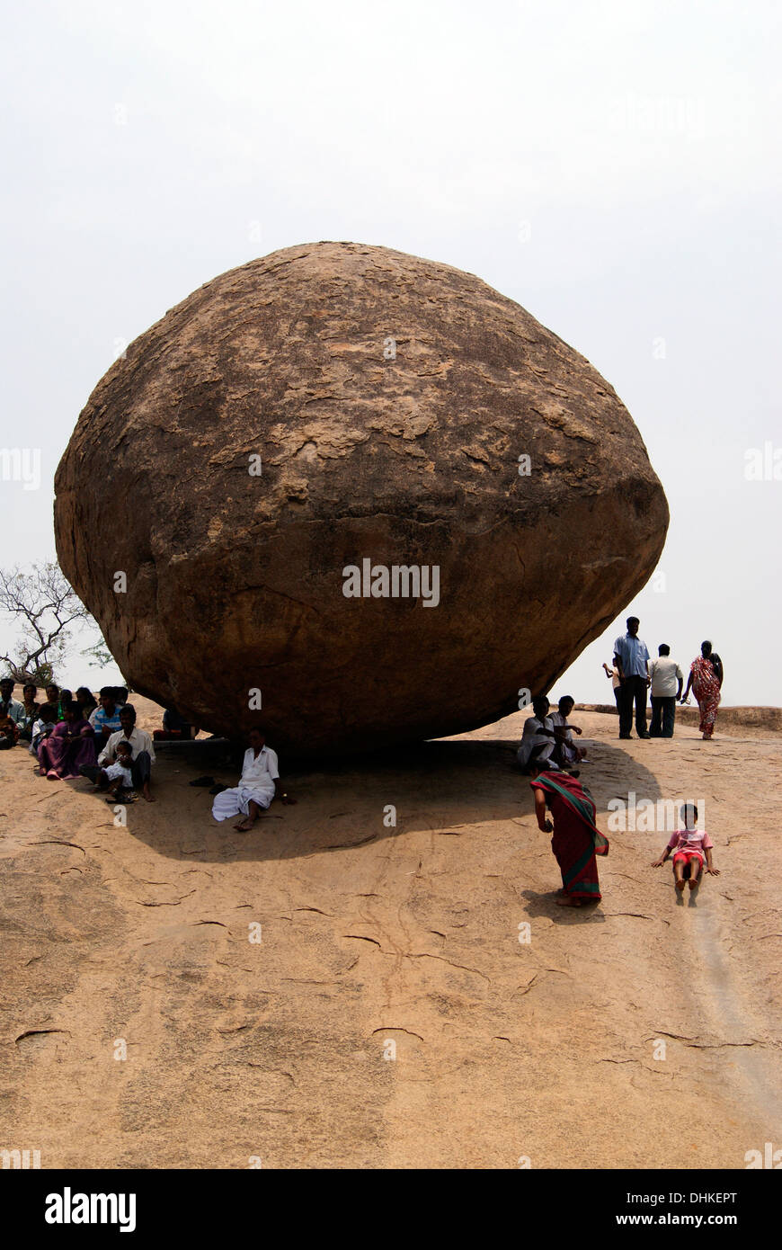La boule de beurre de Krishna en Inde Mahabalipuram. Roche naturelle géant Krishna Butter Ball Banque D'Images