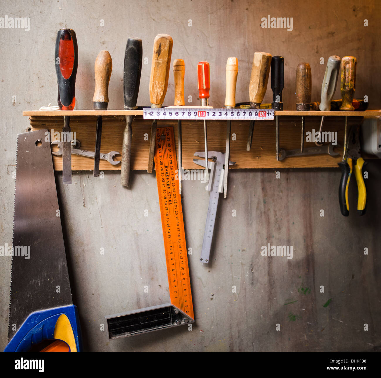 Assortiment d'outils accroché au mur Banque D'Images
