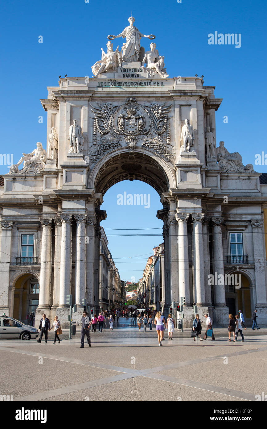 L'Arco da Victoria victory arch at Praca do Comercio square dans le quartier de Baixa, Lisbonne, Lisboa, Portugal Banque D'Images