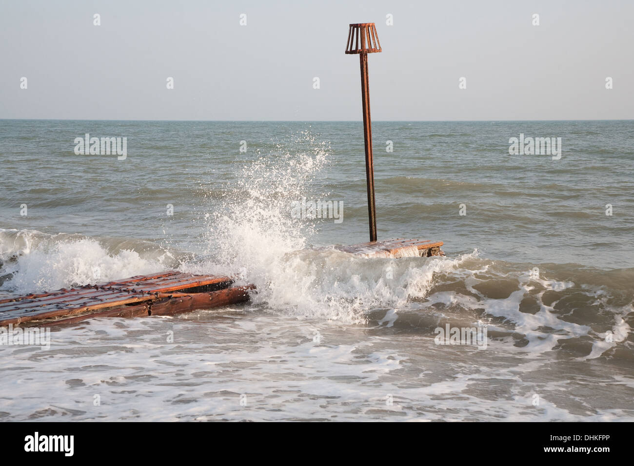 Rusty hat indiquant à tuyau de l'écoulement des eaux de la mer Banque D'Images