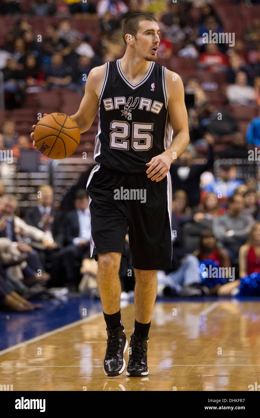 11 novembre 2013 : San Antonio Spurs Nando de Colo point guard (25) en action au cours de la NBA match entre les San Antonio Spurs et les Philadelphia 76ers au Wells Fargo Center de Philadelphie, Pennsylvanie. Les Spurs gagner 109-85. Christopher (Szagola/Cal Sport Media) Banque D'Images