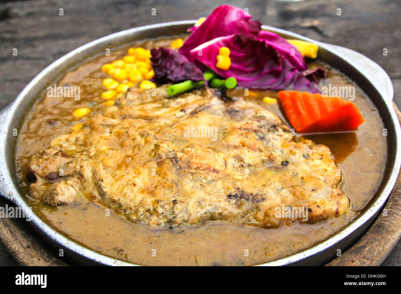 Steak de porc rôti dans une poêle Banque D'Images