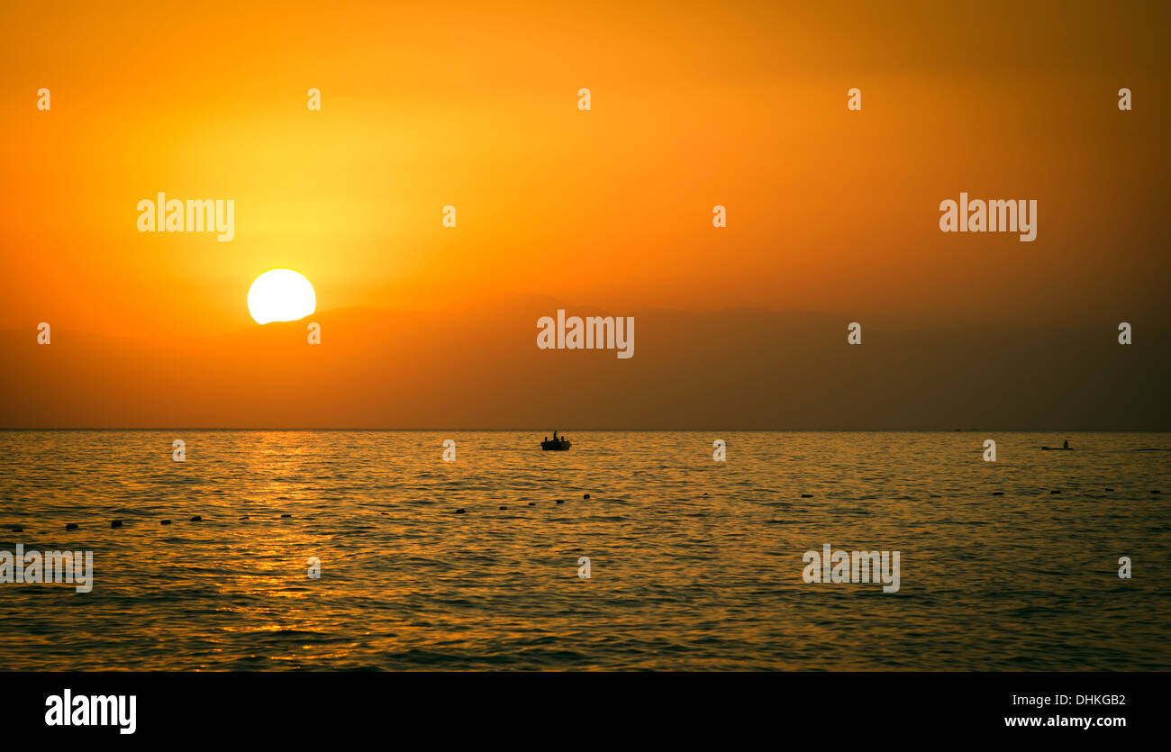 Incroyable coucher du soleil sur la mer Banque D'Images