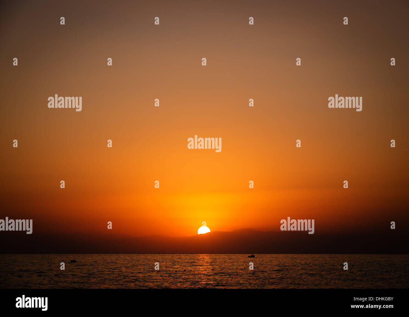 Incroyable coucher du soleil sur la mer Banque D'Images