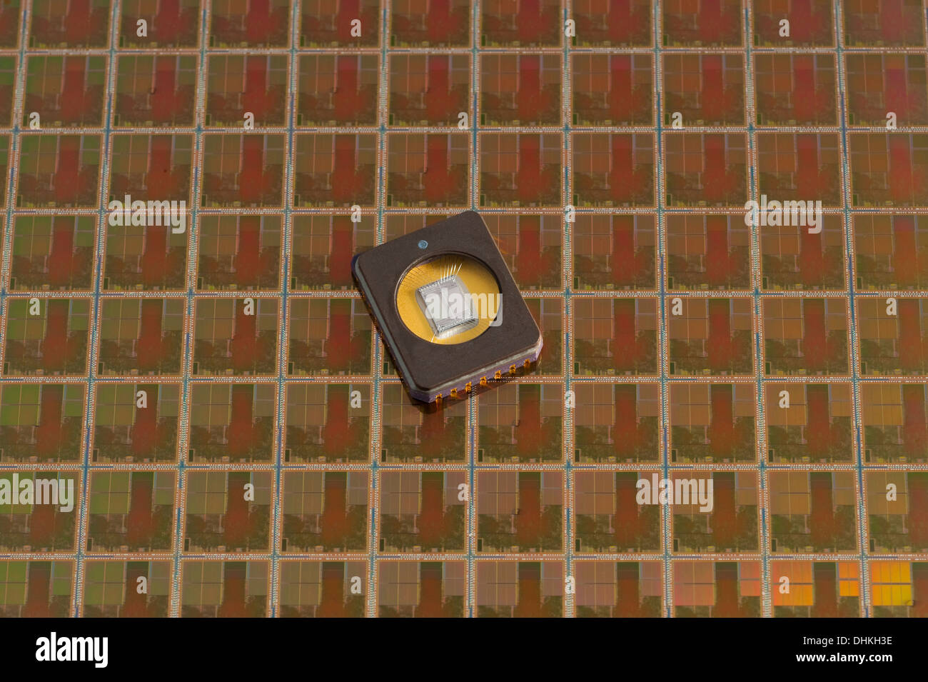 Puce mémoire, EPROM, sur un ordinateur silicon wafer. La matrice de silicium (puce de mémoire) est visible sous une fenêtre en verre. Banque D'Images